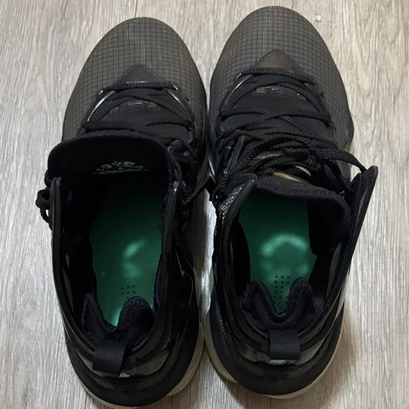 Nike Men's Black and Green Athletic Shoes